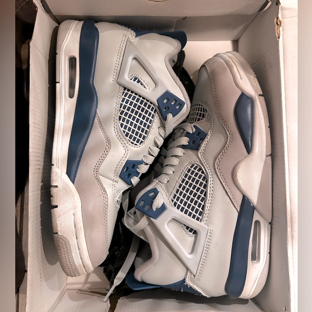 MILITARY BLUE JORDAN 4s SIZE: 4.5Y